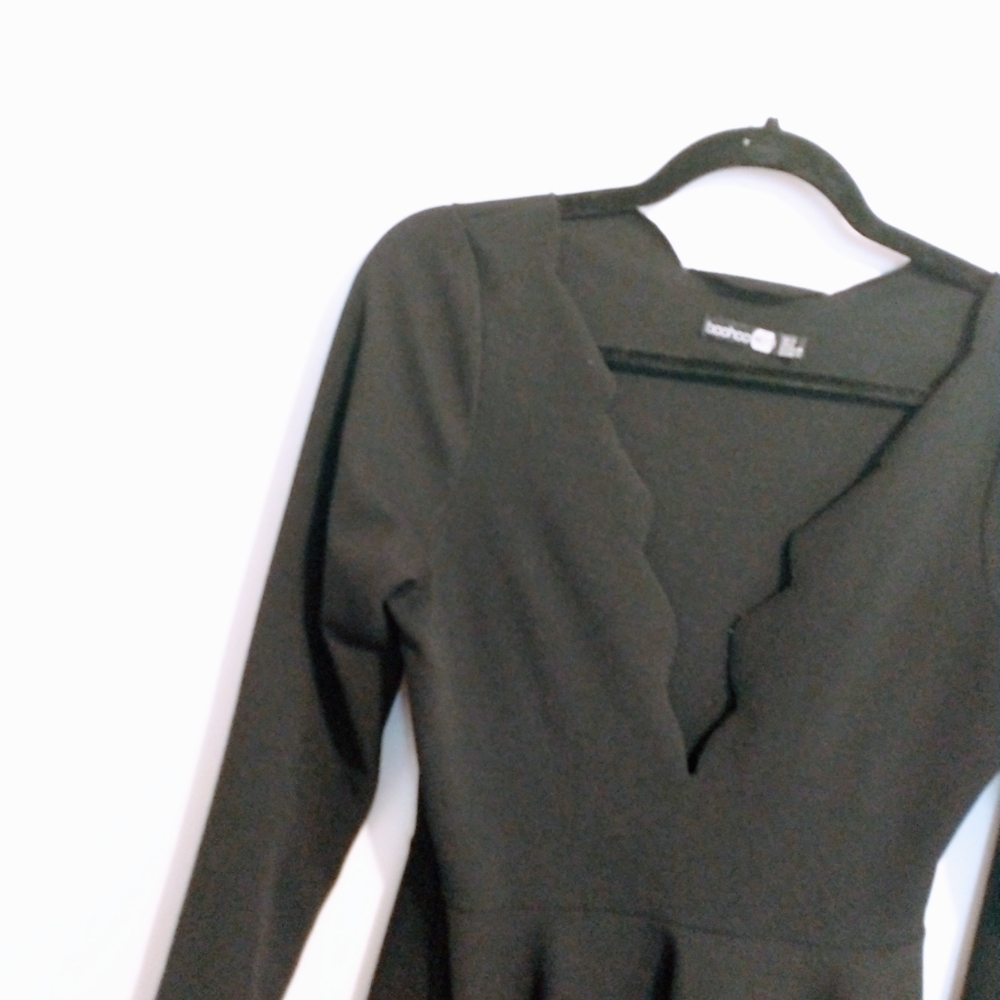 Scalloped fit and flare boohoo dress - Picture 4 of 5